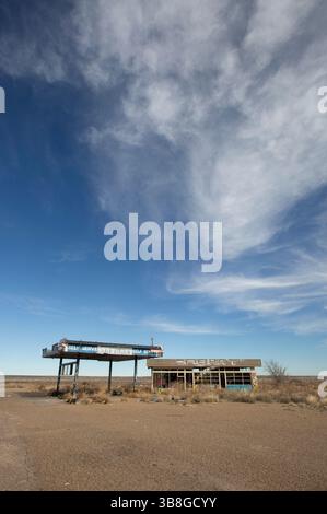 10 febbraio 2024, Glen Rio, Texas, Stati Uniti: 9 febbraio 2024. Graffiti copre una stazione di servizio Chevron abbandonata nel desolato tratto della Interstate 40 vicino a Glen Rio, Texas, vicino al confine con il nuovo Messico. (Immagine di credito: © Ralph Lauer/ZUMA Press Wire) Foto Stock