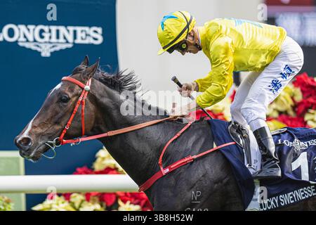 10 dicembre 2023, Sha Tin, Hong Kong, USA: Lucky Sweynesse (1) guidata da Zac Purton vince il Longines Hong Kong Sprint (gruppo 1) all'ippodromo Sha Tin di Sha Tin, Hong Kong il 10 dicembre 2023. Kaz Ishida/Eclipse Sportswire/CSM (immagine di credito: © Kaz Ishida/Eclipse Sportswire/CA/CSM tramite ZUMA Press Wire) Foto Stock