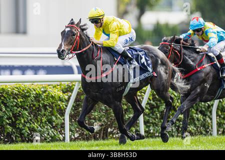 10 dicembre 2023, Sha Tin, Hong Kong, USA: Lucky Sweynesse (1) guidata da Zac Purton vince il Longines Hong Kong Sprint (gruppo 1) all'ippodromo Sha Tin di Sha Tin, Hong Kong il 10 dicembre 2023. Kaz Ishida/Eclipse Sportswire/CSM (immagine di credito: © Kaz Ishida/Eclipse Sportswire/CA/CSM tramite ZUMA Press Wire) Foto Stock