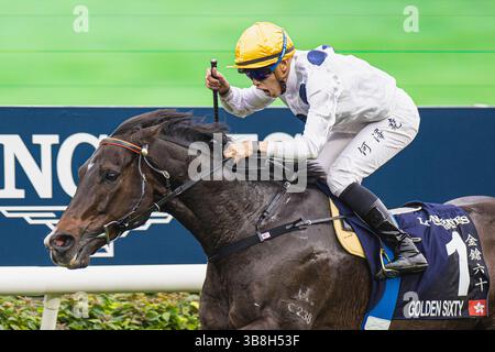 10 dicembre 2023, Sha Tin, Hong Kong, USA: Golden Sixty (1) guidato da Vincent ho vince il Longines Hong Kong Mile (gruppo 1) all'ippodromo Sha Tin di Sha Tin, Hong Kong il 10 dicembre 2023. Kaz Ishida/Eclipse Sportswire/CSM (immagine di credito: © Kaz Ishida/Eclipse Sportswire/CA/CSM tramite ZUMA Press Wire) Foto Stock