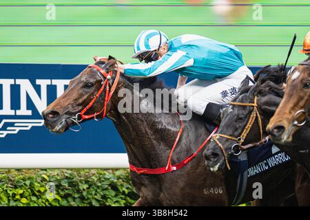 10 dicembre 2023, Sha Tin, Hong Kong, USA: Romantic Warrior (2) guidato da James McDonald vince la Longines Hong Kong Cup (gruppo 1) all'ippodromo Sha Tin di Sha Tin, Hong Kong il 10 dicembre 2023. Kaz Ishida/Eclipse Sportswire/CSM (immagine di credito: © Kaz Ishida/Eclipse Sportswire/CA/CSM tramite ZUMA Press Wire) Foto Stock