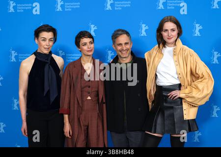 17 febbraio 2024, Berlino, Brandeburgo, Germania: Dal 15 al 25 febbraio 2024 il festival del cinema Berlinale 74 si svolge a Berlino, in Germania. Attori alla chiamata fotografica per il film Another End. (Immagine di credito: © Marina Takimoto/ZUMA Press Wire) Foto Stock