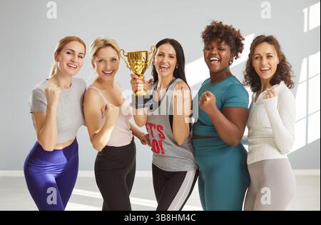Donne di successo felici di partecipare e vincere a competizioni sportive internazionali Foto Stock