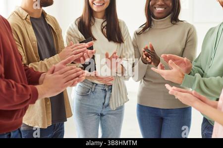 Primo piano di persone che applaudono durante Un evento o una riunione d'ufficio Foto Stock