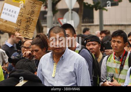 11 dicembre 2014, Hong Kong, Cina: A Hong Kong, Jimmy Lai ora di 76 anni, fondatore dell'Apple Daily ( ora defunto ) e un forte sostenitore della democrazia, che è detenuto e incarcerato sotto processo politico a Hong Kong dal 2020 è apparso nella " zona occupata " nell'Ammiragliato centrale mostrando sostegno ai manifestanti l'ultimo giorno di liberazione dell'Ammiragliato occupato a Central l'11 dicembre 2014, che ha segnato la fine della Rivoluzione OCCUPY CENTRAL-Umbrella che è durata 79 giorni, coinvolgendo milioni di cittadini in protesta chiedendo una vera democrazia per Hong Kong. Domani 28 settembre 2024 Marco 1 Foto Stock