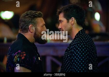 DATA DI RILASCIO: 21 marzo 2024. TITOLO: Road House. STUDIO: MGM. DIRETTORE: Doug Liman. TRAMA: Un ex combattente dei pesi medi della UFC finisce per lavorare in un bar rumoroso nelle Florida Keys dove le cose non sono come sembrano. INTERPRETATO DA CONOR MCGREGOR nel ruolo di Knox, JAKE GYLLENHAAL nel ruolo di Dalton. (Immagine di credito: © MGM/Entertainment Pictures/ZUMAPRESS.com) Foto Stock