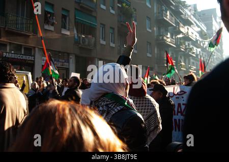 27 gennaio 2024, Milano, Italia: Manifestazione pro Palestina nonostante Matteo Piantedosi, il Ministro degli interni italiano, ha vietato le dimostrazioni previste nel giorno dell'Olocausto della memoria. 1200 persone hanno comunque protestato in Piazzale Loreto. La polizia ha chiuso i manifestanti nel pomeriggio lungo via Padova. Tra i manifestanti e la polizia. (Immagine di credito: © Simone Barbieri/ZUMA Press Wire) Foto Stock