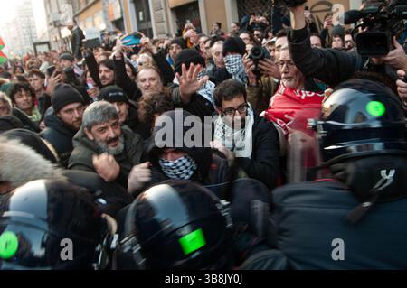 27 gennaio 2024, Milano, Italia: Manifestazione pro Palestina nonostante Matteo Piantedosi, il Ministro degli interni italiano, ha vietato le dimostrazioni previste nel giorno dell'Olocausto della memoria. 1200 persone hanno comunque protestato in Piazzale Loreto. La polizia ha chiuso i manifestanti nel pomeriggio lungo via Padova. Tra i manifestanti e la polizia. (Immagine di credito: © Simone Barbieri/ZUMA Press Wire) Foto Stock