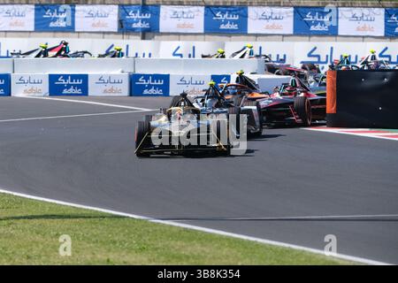 14 aprile 2024, Misano Adriatico, Italia: Jean-Eric Vergne di DS Penske guida il gruppo durante la settima giornata dell'e-Prix di Misano 2024 del Campionato del mondo di Formula e ABB. Pascal Wehrlein di Tag Heuer Porsche Formula e Team prende il primo posto, e al secondo posto, Dennis di Andretti Formula E. terzo posto per Nick Cassidy della Jaguar TCS Racing. (Immagine di credito: © Davide di Lalla/SOPA immagini tramite ZUMA Press Wire) Foto Stock