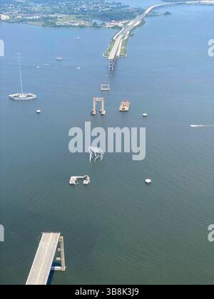 26 maggio 2024, Dundalk, MD, Stati Uniti d'America: Veduta aerea dei pezzi rimanenti del Francis Scott Key Bridge crollato dopo che la maggior parte dei detriti e la nave da carico MV Dali rimosse, il 26 maggio 2024, vicino a Dundalk, Maryland. Il canale federale di Fort McHenry è stato riaperto consentendo la ripresa delle operazioni nel porto di Baltimora. (Immagine di credito: © Bobby Petty/US Army/Planet Pix via ZUMA Press Wire) Foto Stock