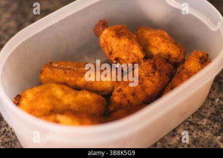 Crocchette fatte in casa conservate in un contenitore Tupperware su un bancone della cucina Foto Stock