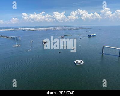 26 maggio 2024, Dundalk, MD, Stati Uniti d'America: Veduta aerea dei pezzi rimanenti del Francis Scott Key Bridge crollato dopo che la maggior parte dei detriti e la nave da carico MV Dali rimosse, il 26 maggio 2024, vicino a Dundalk, Maryland. Il canale federale di Fort McHenry è stato riaperto consentendo la ripresa delle operazioni nel porto di Baltimora. (Immagine di credito: © Bobby Petty/US Army/Planet Pix via ZUMA Press Wire) Foto Stock