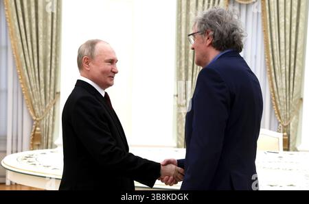 2 aprile 2024, Mosca, Oblast' di Mosca, Russia: Il presidente russo Vladimir Putin, a sinistra, accoglie il regista serbo Emir Kusturica, a destra, per un incontro al Cremlino, 2 aprile 2024 a Mosca, Russia. (Immagine di credito: © Mikhail Metzel/Kremlin Pool/Planet Pix tramite ZUMA Press Wire) Foto Stock