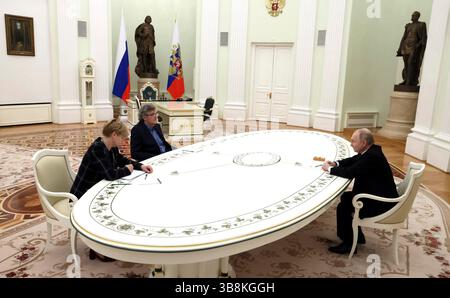 2 aprile 2024, Mosca, Oblast di Mosca, Russia: Il regista serbo Emir Kusturica, centro, ascolta il presidente russo Vladimir Putin, giusto, durante un incontro al Cremlino, 2 aprile 2024 a Mosca, Russia. (Immagine di credito: © Mikhail Metzel/Kremlin Pool/Planet Pix tramite ZUMA Press Wire) Foto Stock