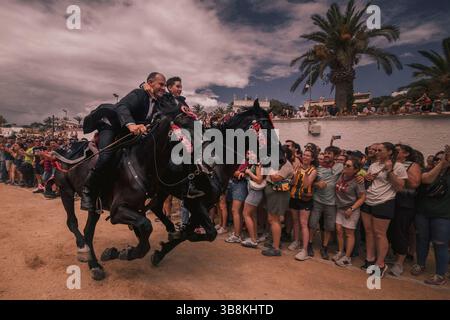 24 giugno 2024, Ciutadella De Menorca, Isole Baleari, Spagna: Due "caixers" (cavalieri) galoppo con le braccia intrecciate durante la sessione di allenamento per i "Jocs des Pla" (torneo medievale) durante il tradizionale festival "Sant Joan" (San Giovanni) a Ciutadella de Menorca (immagine di credito: © Matthias Oesterle/ZUMA Press Wire) Foto Stock