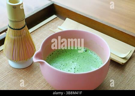Tazza di tè verde Matcha giapponese appena disciolto chiamato USUCHA che significa tè sottile Foto Stock