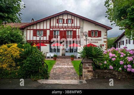1 luglio 2023, Nouvelle-Aquitaine, Francia: Paesi Baschi. Il villaggio di Ainhoa ha conservato le sue case tradizionali dai rossi e verdi del 16 secolo. Qui l'hotel e il ristorante Ithurria. Edifici tradizionali baschi nel villaggio di Ainhoa, Francia (immagine di credito: © Sergi Reboredo/ZUMA Press Wire) Foto Stock