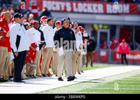 7 ottobre 2023: Greg Schiano, allenatore dei Rutgers Scarlet Knights, durante la partita di football NCAA tra i Rutgers Scarlet Knights e i Wisconsin Badgers al Camp Randall Stadium di Madison, WISCONSIN. Darren Lee/CSM (immagine di credito: Foto Stock