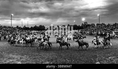 12 agosto 2023, Okmulgee, Oklahoma, Stati Uniti: The Grand Entry durante il 68° rodeo annuale Roy Leblanc tempi di qualificazione a Oklmulgee, OK. La grande entrata è aperta a tutti i cavalieri con cavalli e serpeggiano una fila durante le cerimonie di apertura. La voce includeva quasi 500 cavalieri, hanno detto i funzionari. Il rodeo annuale prevedeva gare di barile, ranch bronc, corse di tori, donne non addobbate, roping di vitelli. e di corse il preferito dalla folla. Concorso Â€œTHE PONY EXPRESSâ€. (Immagine di credito: © Brian Branch Price/ZUMA Press Wire) Foto Stock