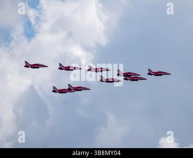 Il Red Arrows Royal Air Force Aerobatic Team passa sopra Ipswich, Suffolk, Regno Unito Foto Stock