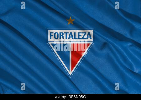 Pringsewu, Lampung 8 maggio 2025; logo Fortaleza della squadra di calcio brasiliana con sfondo a trama ondulata. Illustrazione 3D. Foto Stock