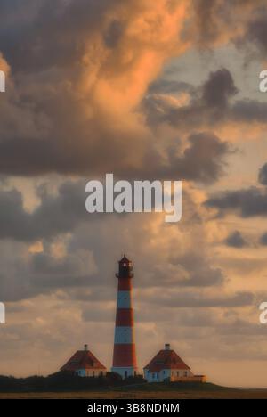Faro di Westerhever, penisola di Eiderstedt, Frisia settentrionale, Mare del Nord, Germania Foto Stock