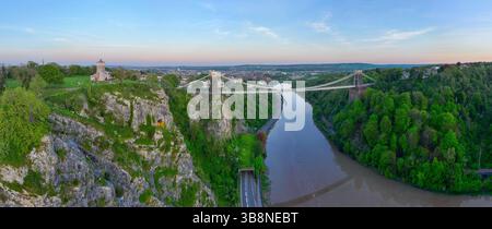 Immagine aerea panoramica del ponte sospeso di Clifton e dell'osservatorio nel sud-ovest dell'Inghilterra. Foto Stock