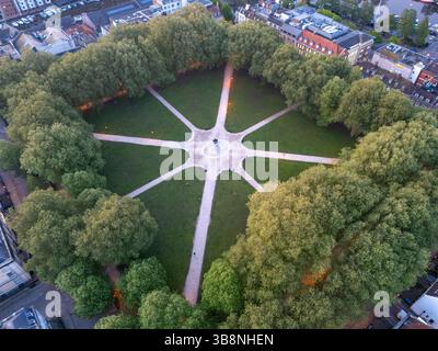 Immagine aerea di Queen Square e del paesaggio urbano di Bristol all'alba. Foto Stock