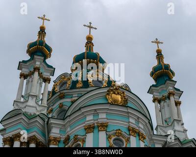 Le cupole dorate e le croci ornate della chiesa di Sant'Andrea a Kiev, Ucraina, un capolavoro barocco progettato da Bartolomeo Rastrelli nel XVIII secolo Foto Stock
