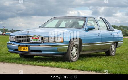 Tiel, Paesi Bassi, 04.05.2025, classica auto di lusso americana Cadillac Sedan DeVille 7a generazione a Betuwse Fruitrit Foto Stock