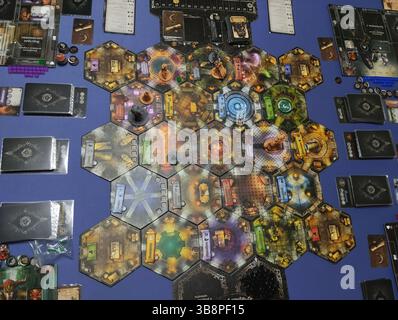 Mozyr, Bielorussia, 11.06.2024: Black Rose Wars è un campo da gioco da tavolo con figure e carte disposte. foto orizzontale. Foto Stock