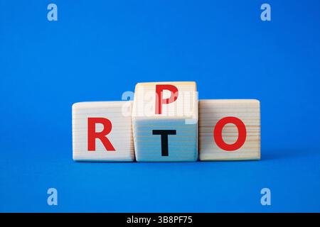 Simbolo RPO vs RTO. Cubi di legno con parole da RTO a RPO. Bellissimo sfondo blu. concetto di business. Copia spazio Foto Stock
