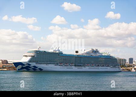 Una grande nave da crociera attraccata al porto di Fort Lauderdale, Florida. Foto Stock