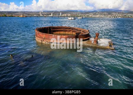 La pila di fumo della USS Arizona presso il Pearl Harbor Memorial a Oahu, Hawaii, con Honolulu sullo sfondo Foto Stock
