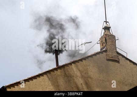 Città del Vaticano, Italia. 8 maggio 2025. Il fumo nero che sale dal camino della Cappella Sistina mentre si vota per un nuovo papa continua nel conclave dei Cardinali nella città del Vaticano l'8 maggio 2025. Crediti: Insidefoto/Alamy Live News Foto Stock