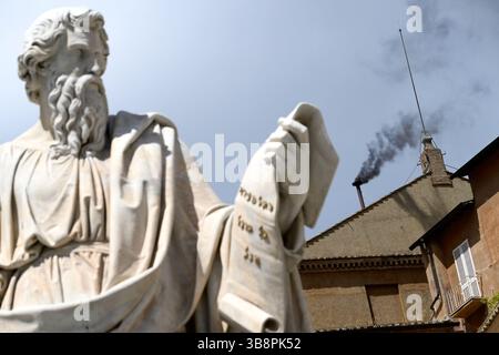 Città del Vaticano, Italia. 8 maggio 2025. Il fumo nero che sale dal camino della Cappella Sistina mentre si vota per un nuovo papa continua nel conclave dei Cardinali nella città del Vaticano l'8 maggio 2025. Crediti: Insidefoto/Alamy Live News Foto Stock