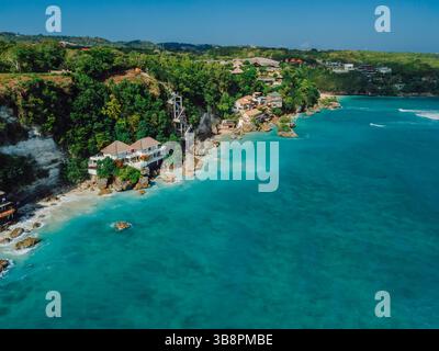 Sopra la vista dell'oceano e della costa con gli hotel sulla spiaggia di Impossibles a Bali Foto Stock