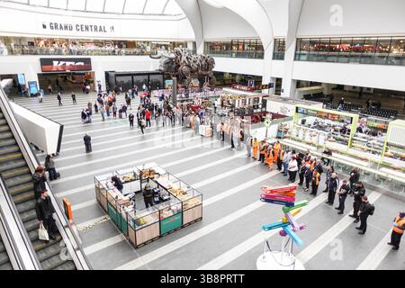 New Street Station, Birmingham 8 maggio 2025. - I lavoratori e i cittadini rispettano un silenzio di 2 minuti alle 12 del ve Day alla stazione di Birmingham New Street. Crediti: British News and Media/Alamy Live News Foto Stock