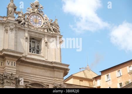 San Pietro, Italia. 8 maggio 2025. Dal camino sul tetto della Cappella Sistina fuoriesce fumo nero: I cardinali non sono riusciti ad eleggere un nuovo Papa nel secondo scrutinio del conclave segreto in Vaticano l'8 maggio. I cardinali cattolici si riuniranno nel pomeriggio per iniziare a votare per il nuovo Papa, ha annunciato il Vaticano. Roma, 08 maggio 2025 credito: Live Media Publishing Group/Alamy Live News Foto Stock