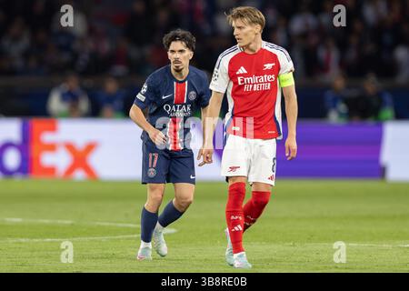 Vitinha (17) di Paris Saint-Germain, Martin Odegaard (8) di Arsenal, durante la semifinale di Paris Saint-Germain vs Arsenal UEFA Champions League 2a tappa al Parc de Princes, Parigi, Francia il 7 maggio 2025 Credit: Ian Stephen/Every Second Media Credit: Every Second Media/Alamy Live News Foto Stock