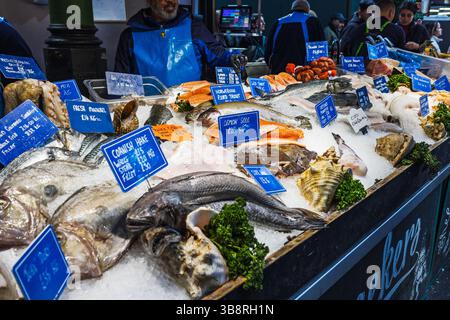 Selezione di pesce fresco esposto sul ghiaccio al vivace Borough Market. Londra, Regno Unito, 29 marzo 2024 Foto Stock