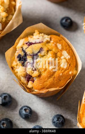 Muffin al mirtillo dolce fatti in casa per colazione con zucchero Foto Stock