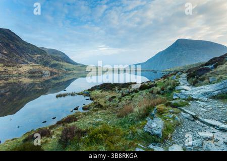 Alba a Llyn Idwal nel Parco Nazionale di Snowdonia, Galles. Foto Stock