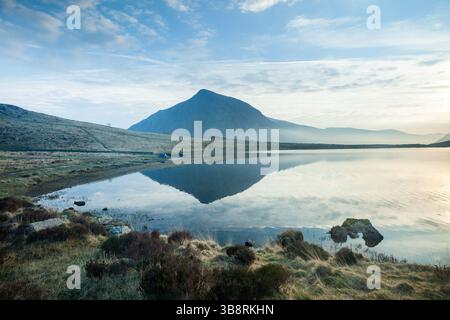 Il picco di Pen Yr Ole Wen si riflette a Llyn Idwal, Snowdonia, Galles. Foto Stock