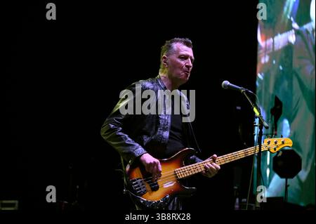 Città del Messico, Messico. 7 maggio 2025. Il bassista Ged Grimes della band inglese Simple Minds si esibisce sul palco come parte del Global Tour 2025 alla Mexico City Arena di città del Messico, Messico, il 7 maggio 2025. (Foto di Carlos Tischler/Eyepix Group) credito: NurPhoto SRL/Alamy Live News Foto Stock