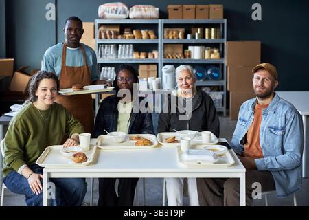 Gruppi diversi di persone che mangiano insieme Foto Stock