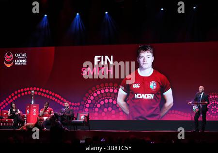 Ieuan Evans, presidente e Tour Manager dei British & Irish Lions, svela fin Smith come membro della squadra durante l'annuncio della British and Irish Lions Squad nell'AmEx Lounge dell'O2, Londra. Data foto: Giovedì 8 maggio 2025. Foto Stock