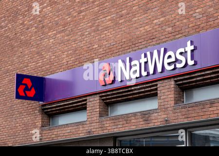 Insegna e logo della banca NatWest sul muro esterno Foto Stock