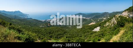 Vista panoramica di Budva, una famosa località turistica sulla Riviera montenegrina lungo la costa del mare Adriatico Foto Stock