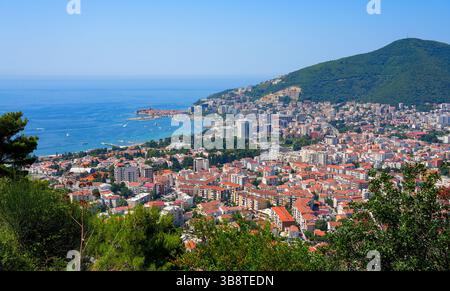 Veduta aerea di Budva, una famosa località turistica sulla riviera montenegrina lungo la costa del mare Adriatico Foto Stock